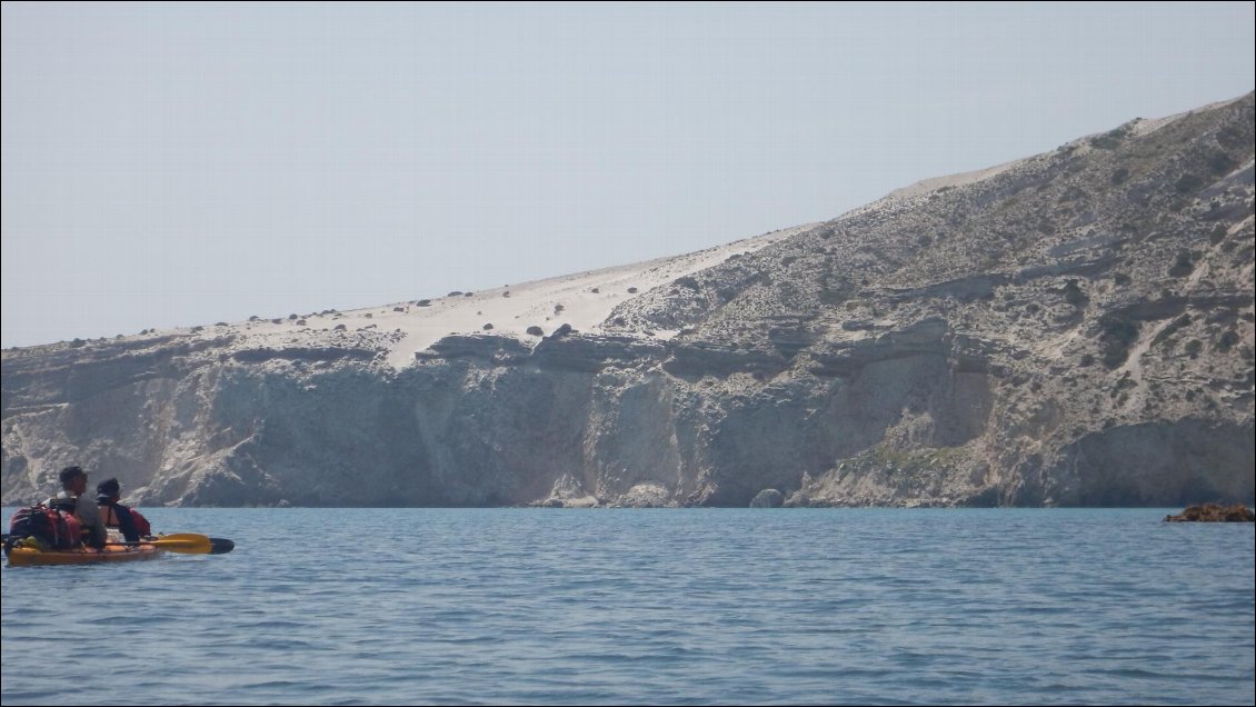 Encore une navigation tranquille l'après-midi, passée à observer les falaises