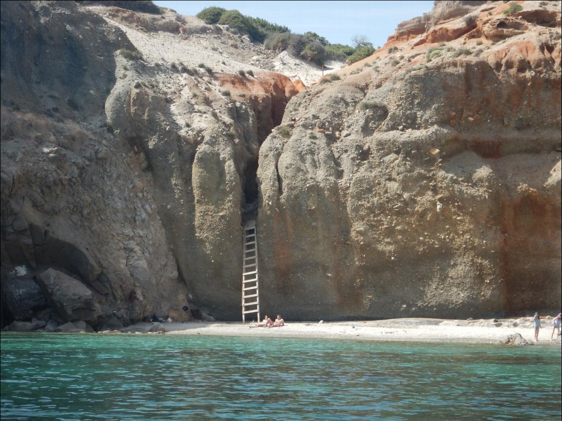 Nous passons devant la petite plage de TSIGRADO, équipée d'échelles en bois pour y accéder depuis le parking via un étroit canyon taillé dans la roche