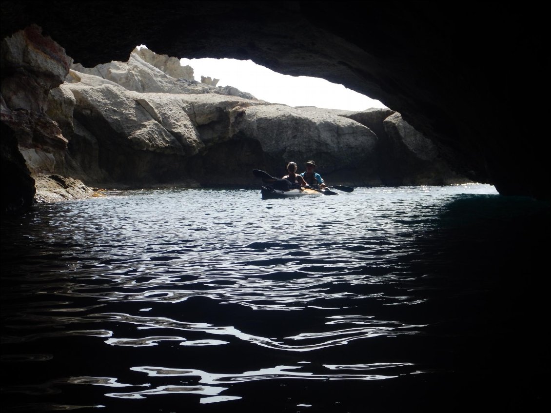 nous naviguons encore un peu avant de nous arrêter manger à KLETFIKO, THE spot de Milos et ses belles falaises calcaires, blanches, faites de blocs plantés çà et là et des porches à traverser...