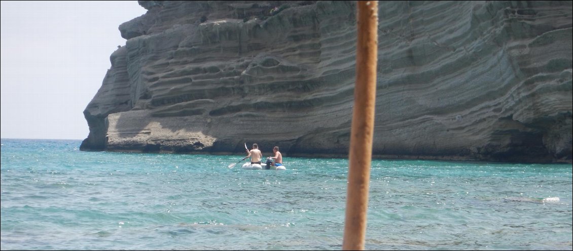 Durant notre pause, nous prenons le temps de prêter une pagaie à des plaisanciers venus goûter à la plage avec l'annexe de leur voilier avec laquelle ils ont un peu, même complètement, chaviré sans esquimauter mais en noyant le petit moteur hors-bord du zodiac. Le vent s'étant levé le retour allait leur être difficile sans pagaie.