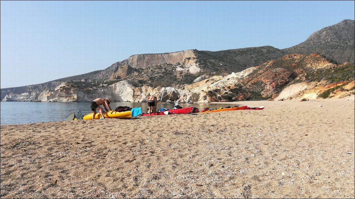 Nous allons jusqu'à la longue plage d'AGIOS IOANNIS, au bout de laquelle coule un ruisseau d'eau douce, entourée de hautes falaises blanches suremontées de ruines d'exploitation minière.