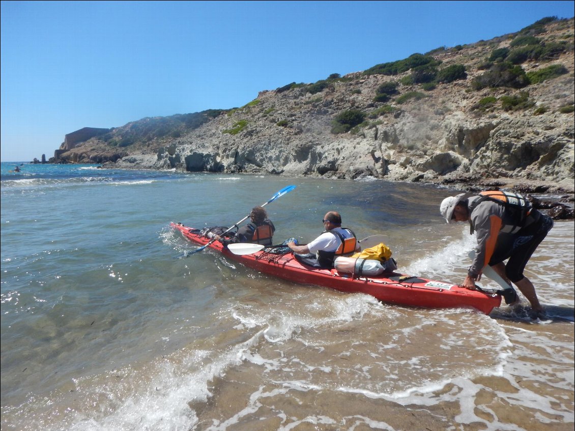 On monte un peu sur une bute, accrocher un peu de réseau pour prendre la météo, car le vent forcit et la houle aussi.
La baie est à l'abri, mais deux caps nous séparent de l'entrée de la baie d'ADAMA et la décision d'embarquer avant que la mer ne se forme trop est prise.