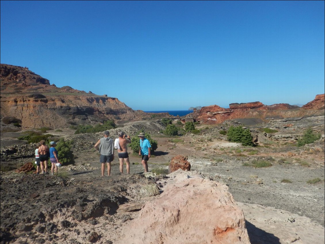 C'est encore un site exploité par le passé. On ne sait pas trop si nous sommes dans le cratère d'un volcan entouré de galeries de passage de lave ou des restes d'une mine...