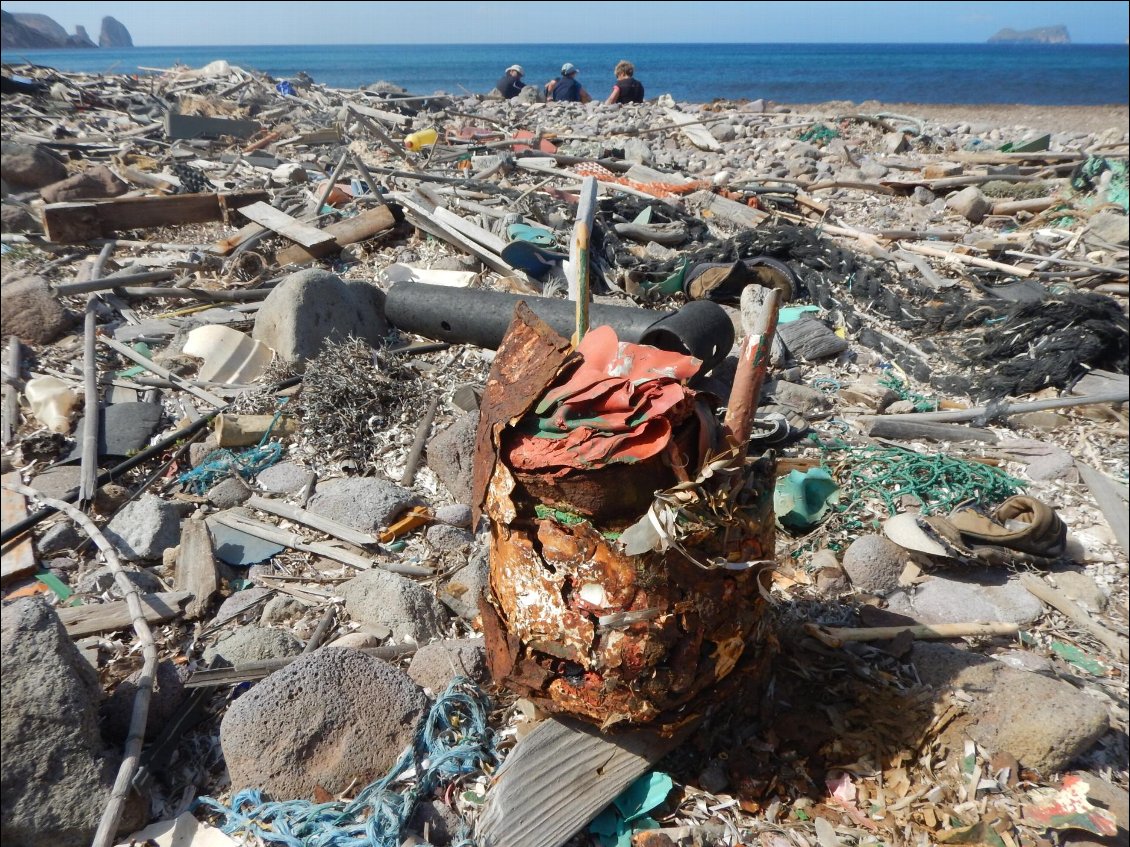 contournons la montagne avant de grimper au col pour redescendre ensuite vers une plage plein nord, tellement exposée aux vents qu'elle est encombrées de déchets.