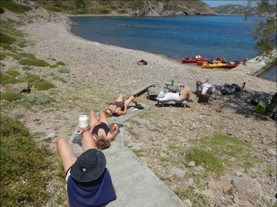 Trois ou quatre jolis galets sont chargés dans les soutes et nous prenons la direction d'ADAMA : une heure de navigation tranquille nous mène sur une petite plage à côté d'une chapelle où nous prenons le temps de manger et siester au soleil...