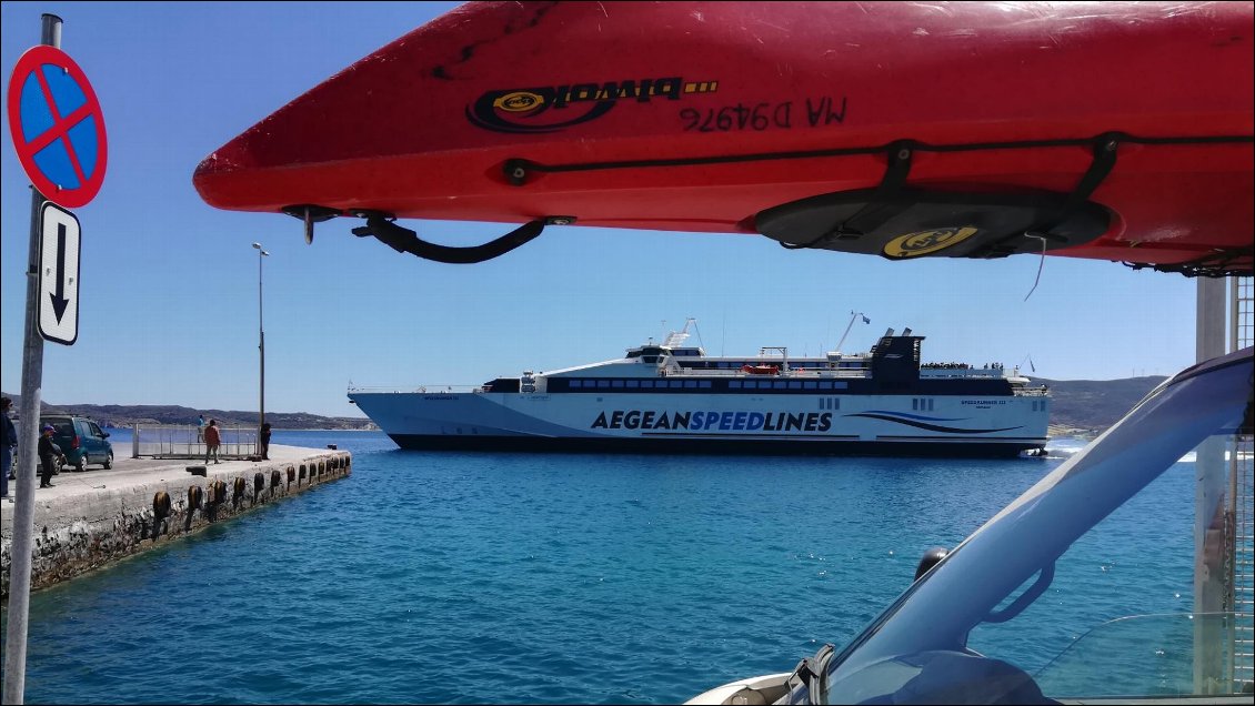 le premier ferry qui nous ramène sur Athènes