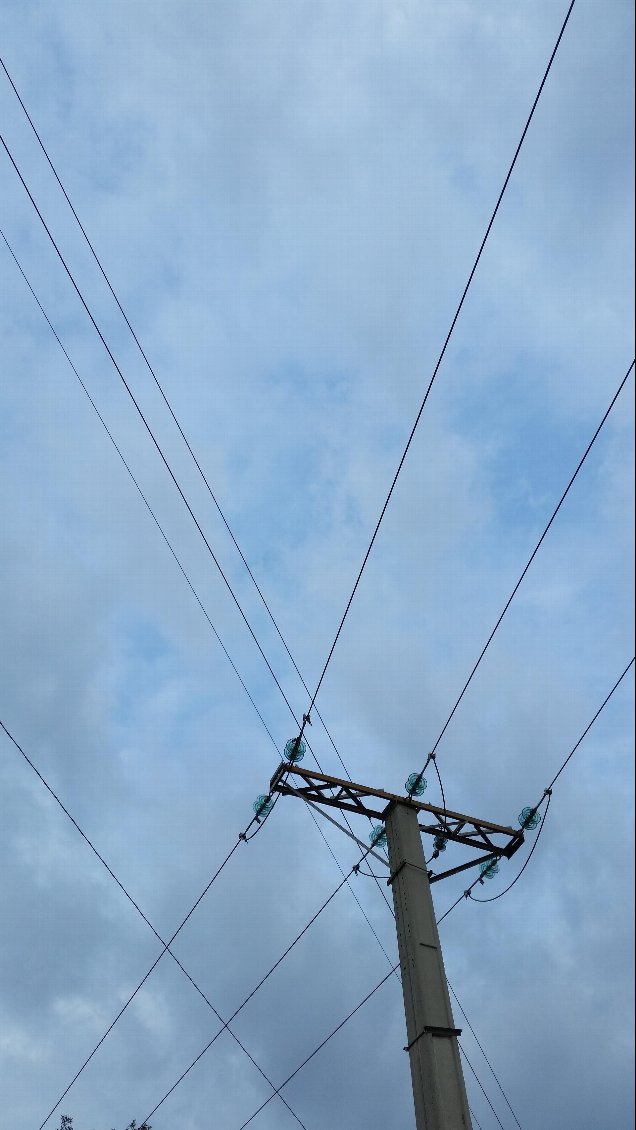 Vendredi 17 Avril 2020.
Le topo indique de suivre la ligne électrique... On se laisse aller vers l'incertitude...