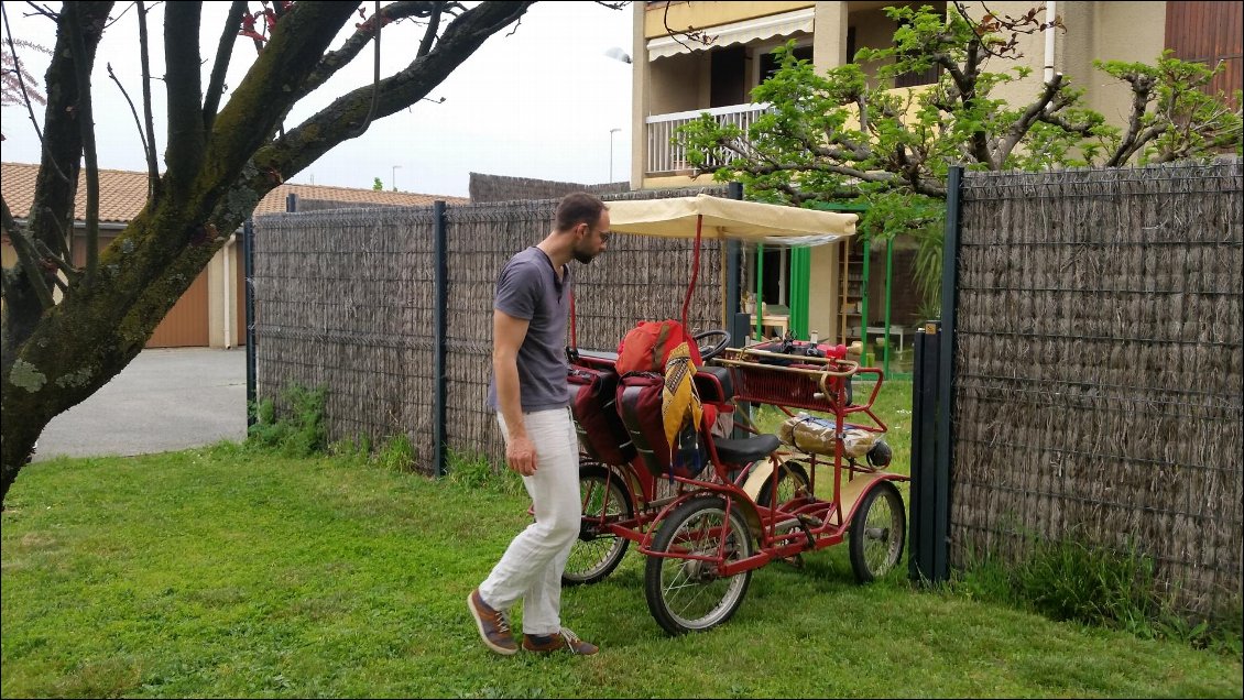 Arrivée, chez les parents à Bourg-lès-Valence! Il est presque 20h, on aura mis près de 10h pour faire les 84 premiers Km ! Les suivants devraient s'avérer plus simples .... 