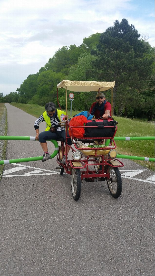 Ma mère expérimente le "passage de Barrières" .... il y en a parfois tous les 100m !!! 