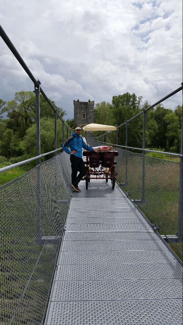 Jolie passerelle au dessus du Rhône non loin de Rochemaure