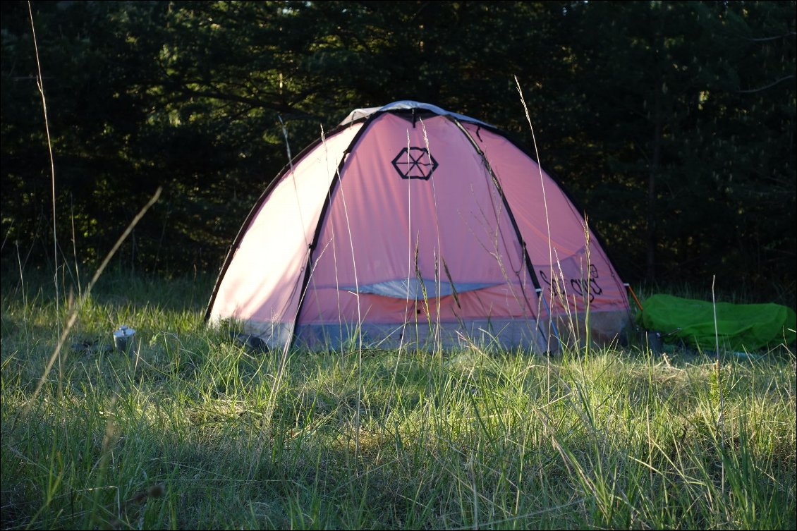 Un second bivouac en conditions un peu plus humides, tout était trempé de rosée. Il y avait un peu d'humidité à l'intérieur. On poursuivra les tests en montagne.