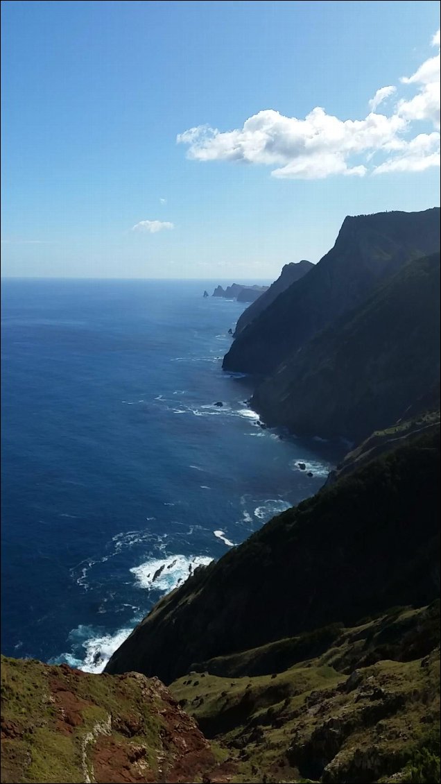 sentier côtier à flanc de très hautes falaises.