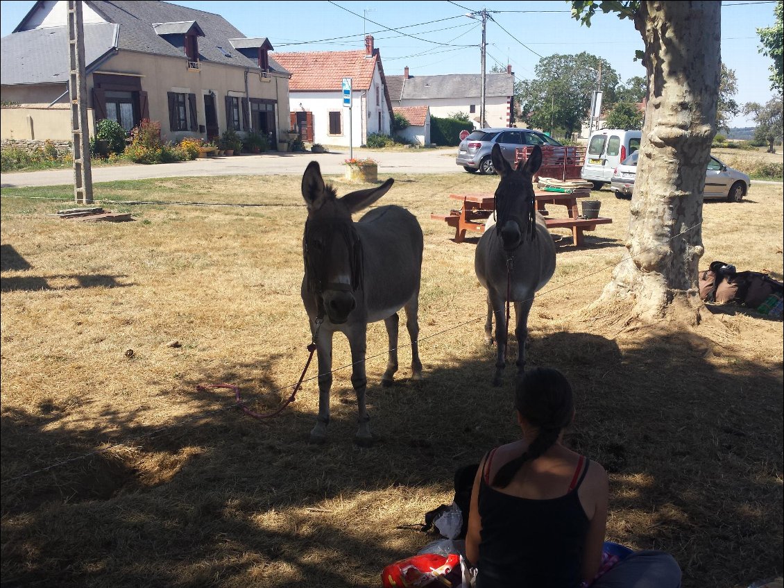 Depart depuis St Eloy D'Allier :Les filles sont en attente pendant le garage de leur van chez un ami....