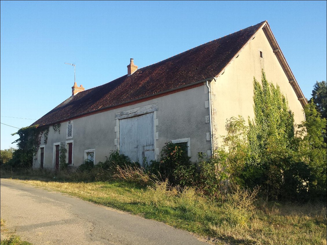 Maison-grange traditionnelle du pays avec sa grande porte de quatre metres pour rentrer le char à foin..