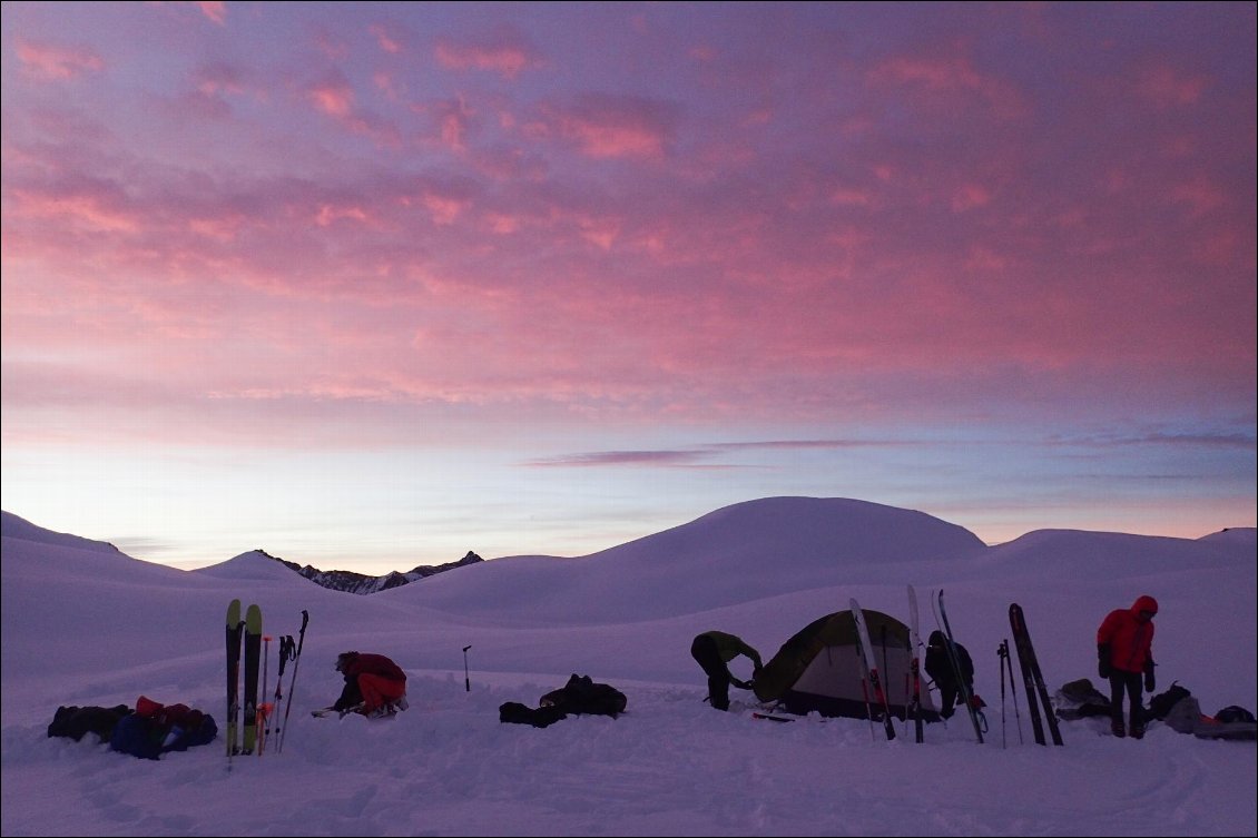 À l'aube du deuxième jour : le camp près du lac de Crupillouse est plié.