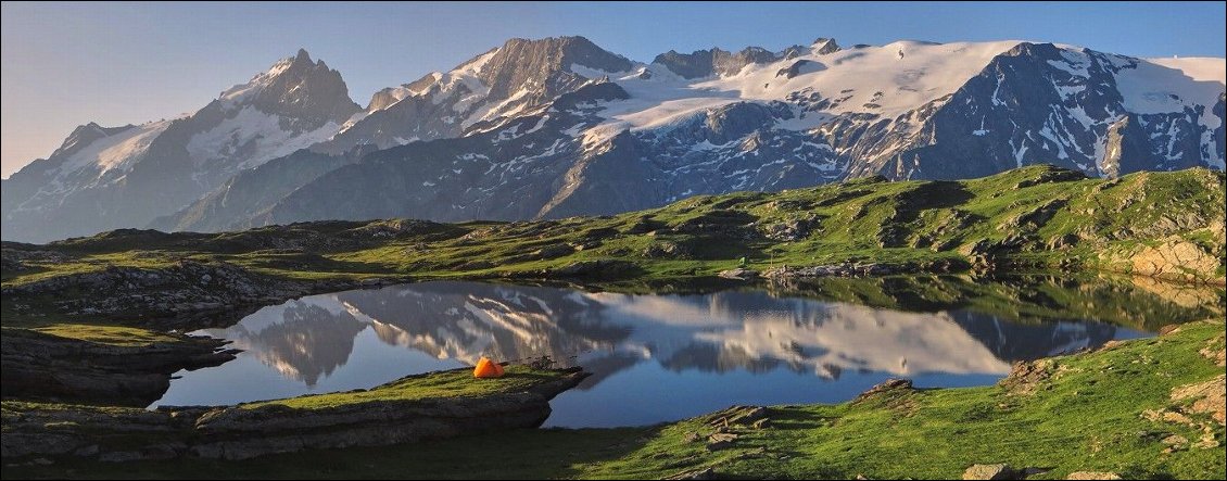 Bivouac sur le magnifique plateau d'Emparis, face aux hauts sommets du massif des Écrins (à gauche la Meije 3984 m).
Photo : Sébastien Langlais, voir son  site Tsagaventures.