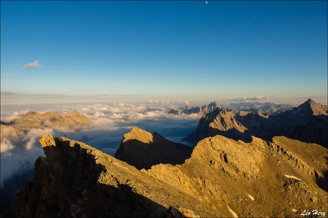 Coucher de soleil de la tête de la Fréma - Ubaye.
Pouvant évoquer la Nouvelle-Zélande, les montagnes frontalières entre, côté français la haute Ubaye et le Mercantour, et côté italien le val Maira et le parco naturale delle Alpi Marittime, constituent un magnifique no man's land aux paysages superbes et sauvages, combinant harmonieusement l'ambiance minérale brute des hauts sommets de plus de 3000 m d'altitude, comme ici la tête de la Fréma (3142 m), les alpages verdoyants et les lacs aux eaux cristallines. Un fantastique terrain d'exploration pour l'amoureux des grands espaces naturels, à pied, à ski, à VTT...
Photo : Léo Héry, voir son  site vertical horizons.