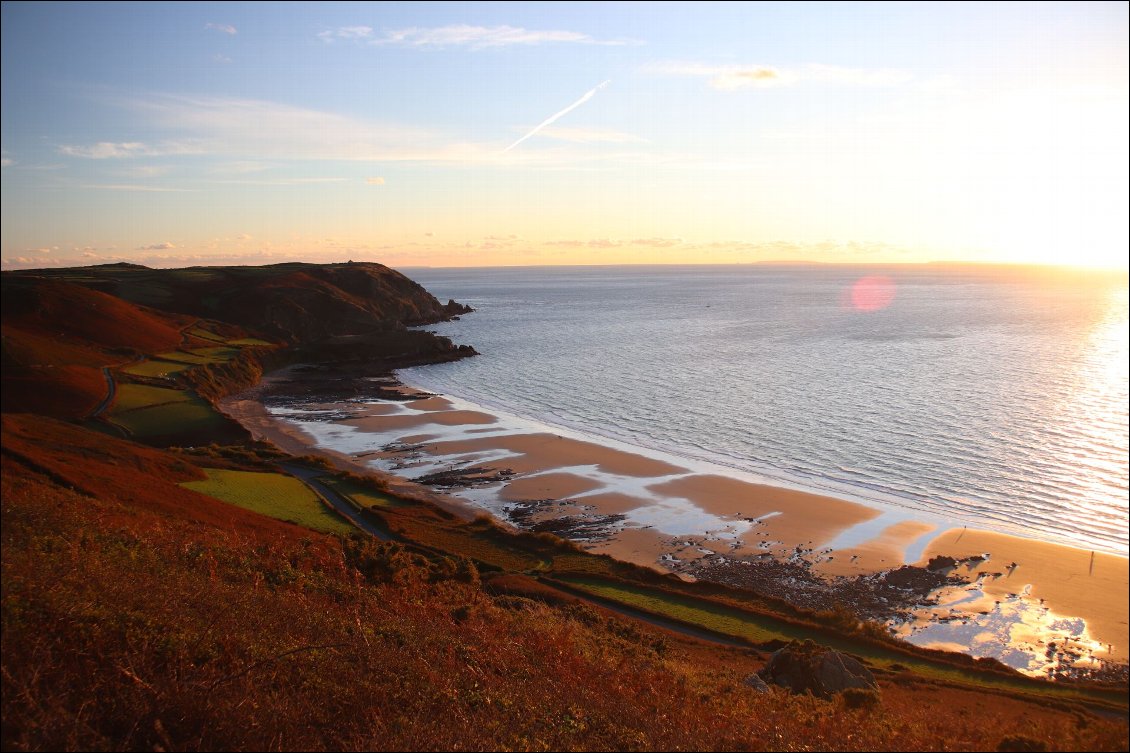 Nous sommes en Normandie et j'aime faire découvrir le sentier des douaniers dans la Hague ; on croirait randonner en Irlande !
C'est un secteur bien sympa que je parcours souvent sur 2-3 jours dès que l'envie de mer et d'un bivouac se font sentir ! De belles boucles sont à faire et des couchers de soleils magnifiques au rendez-vous !
Le bivouac posé sur les hauteurs de la baie d'Ecalgrain est très agréable ! Le nez de Jobourg est un cap classé en réserve naturelle ornithologique, on y enregistre les plus forts courants marins de France !
Photo : Thomas Bousquet, voir sa page  Insta