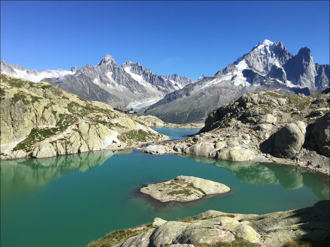 En septembre dernier, je parcourais le GR du Tour du mont Blanc à pied, en autonomie et en bivouac, avant de réaliser l'ascension du Mont Blanc. Un massif montagneux puissant, majestueux, regorgeant de paysages plus sublimes les uns que les autres. L’arrivée au Lac Blanc, lac glaciaire des hauteurs de Chamonix, fut un choc de couleurs : eau cristalline, rochers minéraux, rencontre avec les bouquetins, et perspective imprenable sur le mont Blanc, si proche et pourtant si loin.
Photo : Marie Simon