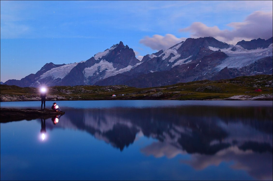 Magie d'un moment suspendu hors du temps, le soir avec mes enfants au bord du lac Noir situé à 2400m d'altitude sur le plateau d'Emparis (commune de Besse-en-Oisans en Isère), face aux Écrins.
Photo : Alain Pellorce, voir sa page  Facebook  et  Insta