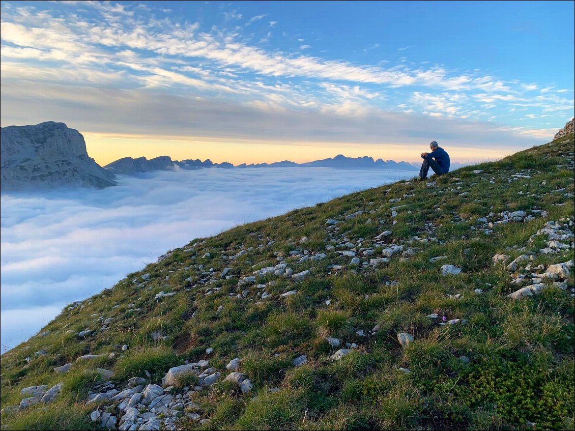 Une jolie escalade au mont Aiguille en août 2019. Nous prenons le matériel de bivouac malgré la météo incertaine. La montée se fait entre les gouttes puis le ciel se découvre et la magie opère au sommet. Solitude, mer de nuage, soleil couchant, paysage infini… Ayant longtemps vécu proche du Vercors, c’est à 2 pas de la maison qu’une fois de plus nous nous sommes fait surprendre par la beauté et la majesté des paysages.
Photo : Samuel Certain-Chambault