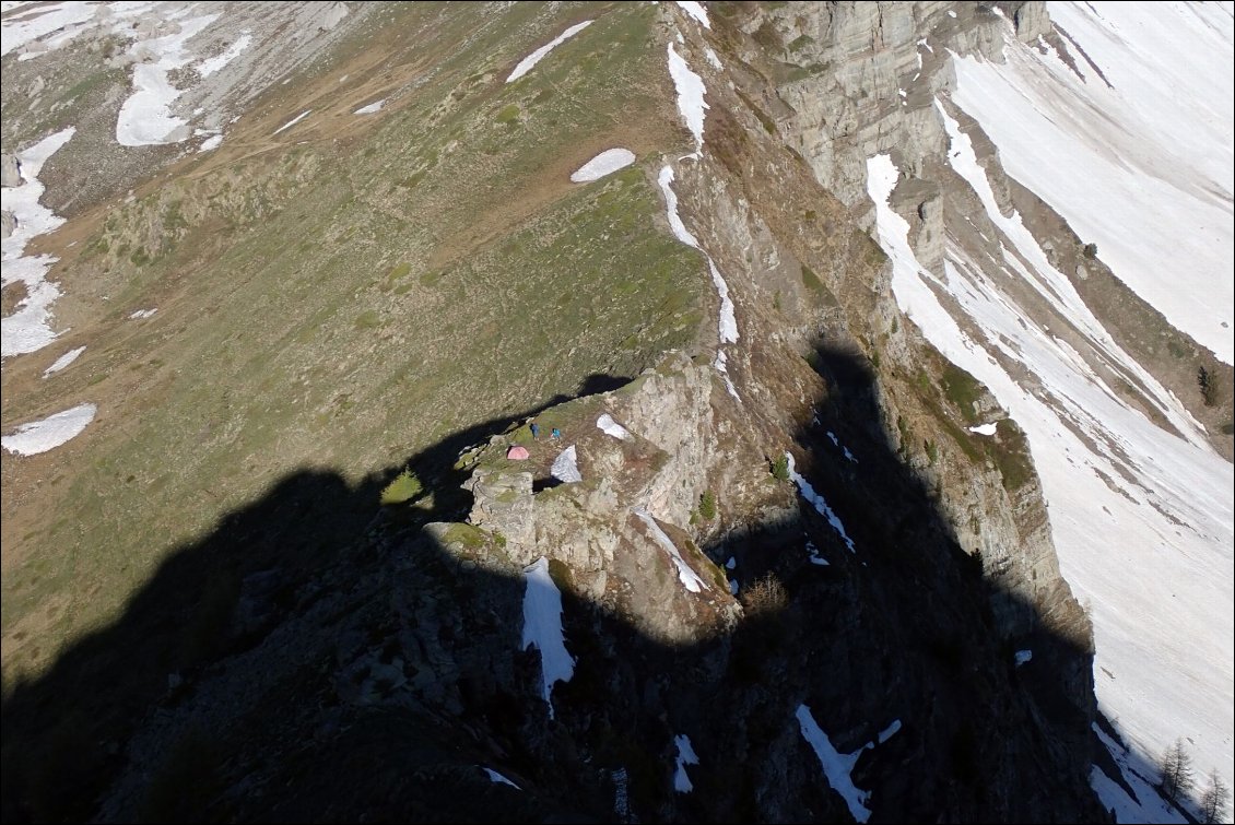 Placement de la tente à 2300m sur une arrête.