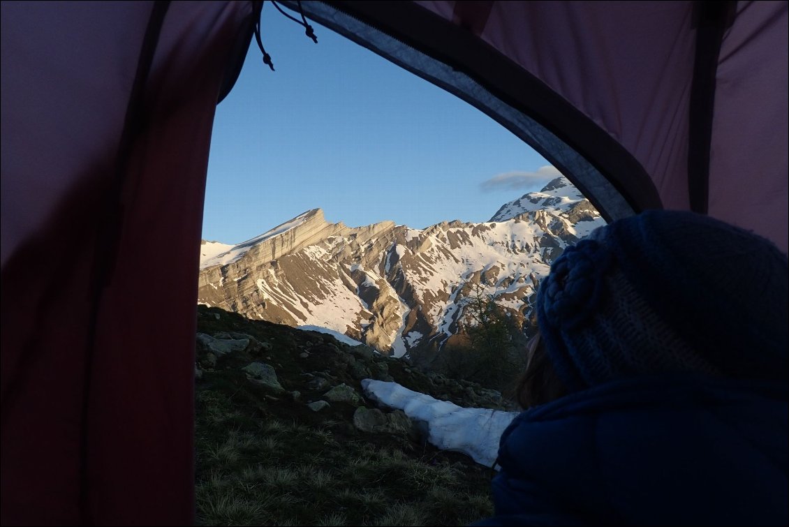 Au petit matin, une chute de pierres nous réveille, la montagne vit et vibre
