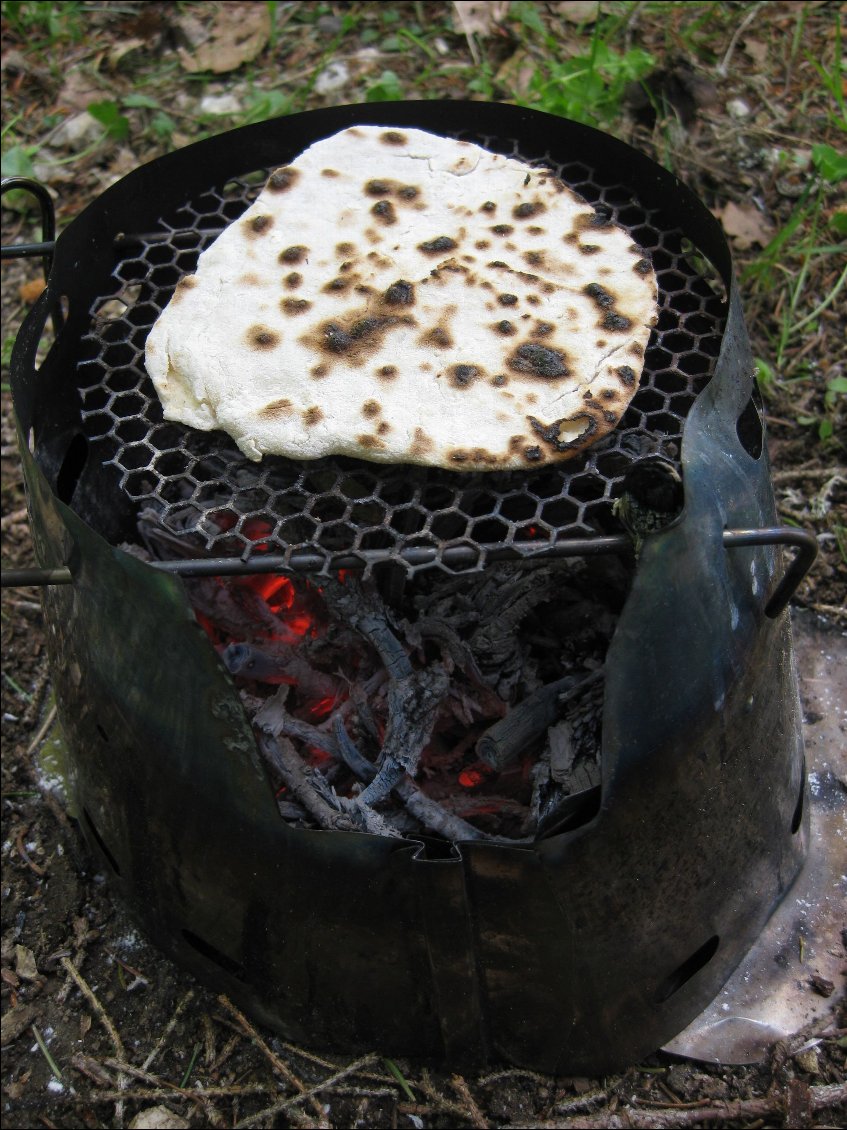 Utilisation de la grille normalement prévue pour le support du foyer pour cuisson des chapatis ou petites grillades