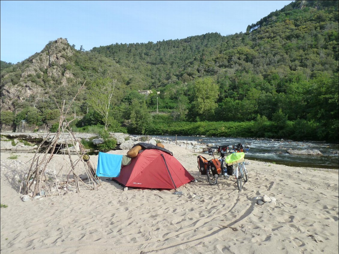 Vamos à la playa ! Les chèvres nous regarderons pendant le repas, la toilette. Mais n'arriverons pas à franchir la barrière malgré leur assauts répétés.