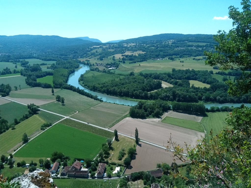 Vue sur le Rhône et Yenne depuis la chapelle saint Romain