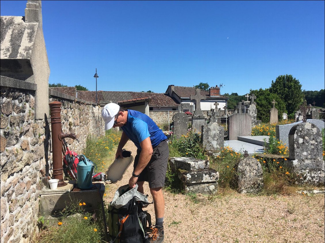 Ravitaillement au cimetière de Montrollet