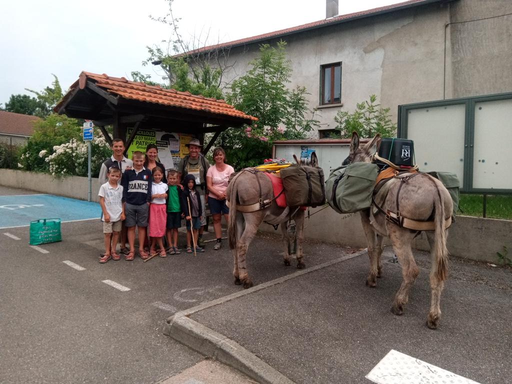 Une belle famille pleine d'énergie partie de Haute Savoie pour aller jusqu'au Puy en Velay. Tous se déplacent à pied et les parents tirent une remorque pour le matériel.