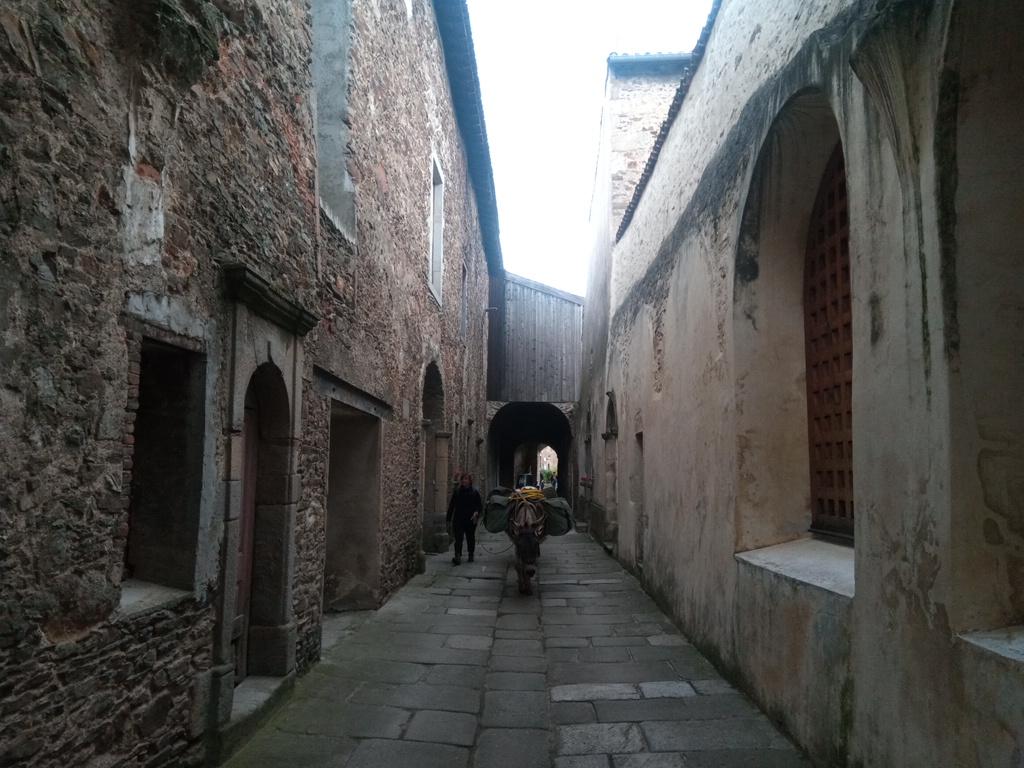 Passage dans les hauts murs de Sainte Croix en Jarez