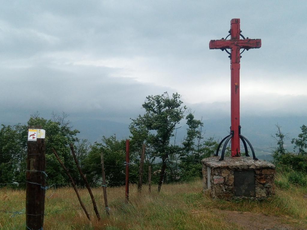 Sur le chemin des Croix, le vent et la pluie s'en donnent à coeur joie