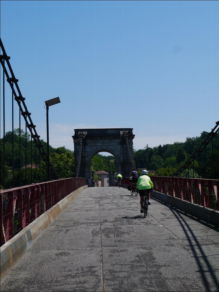 Pont de Berauregard, Christiane au milieu d'octogénaires (la dame vient de passer en VAE après 40ans de vélo musculaire, chapeau !)