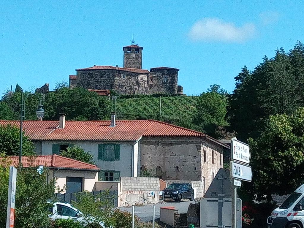 Le prieuré de Montverdun. Nous allons quitter la plaine pour les monts du Forez