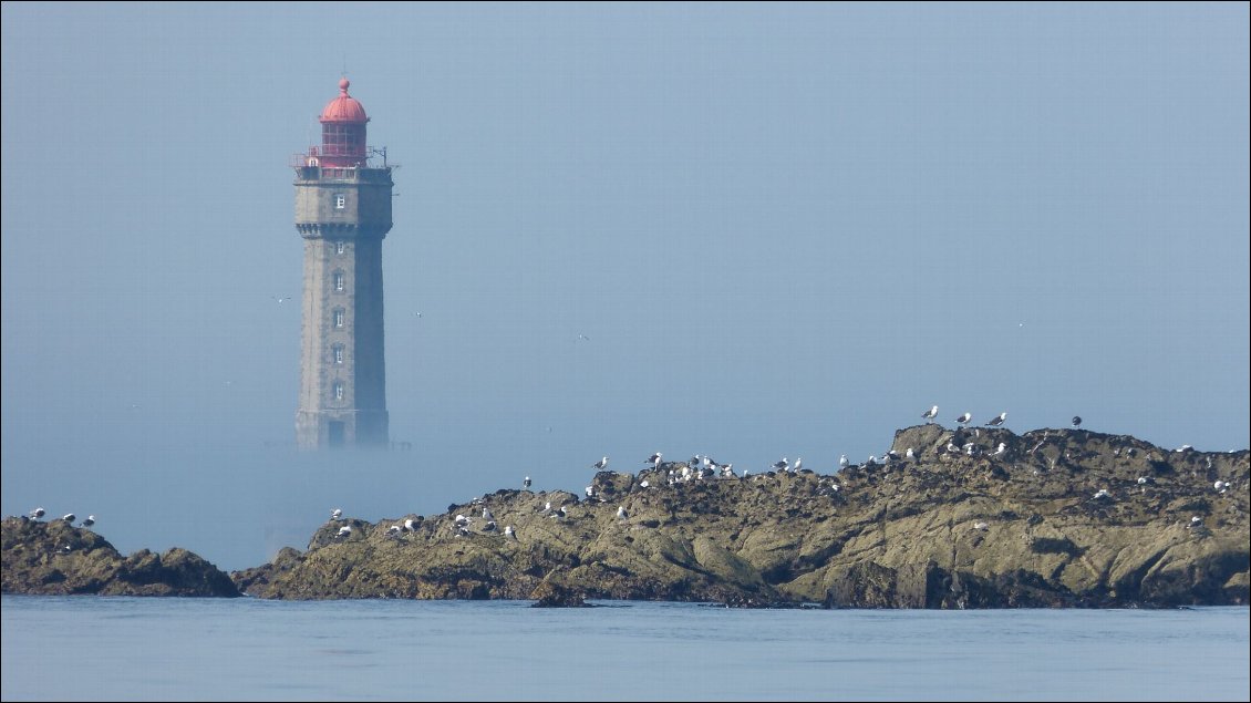 Kayak au phare ouest !
Phare de la Jument, ile de Ouessant.
Photo : Laurent Malthieux