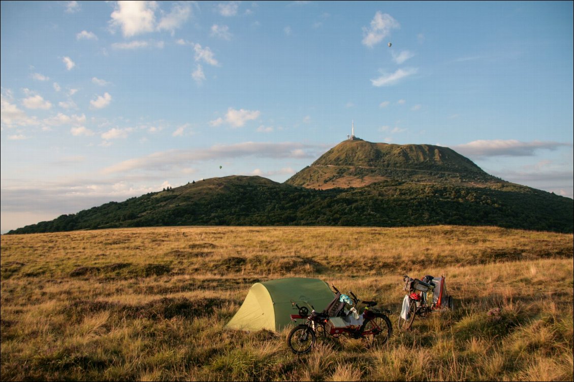 Steppe d'Asie centrale ?
Bivouac au pied du puy de Dôme. En famille à vélo dans les no man's lands de l'Hexagone.
Photo : Éric Monnier et Julie Faivre