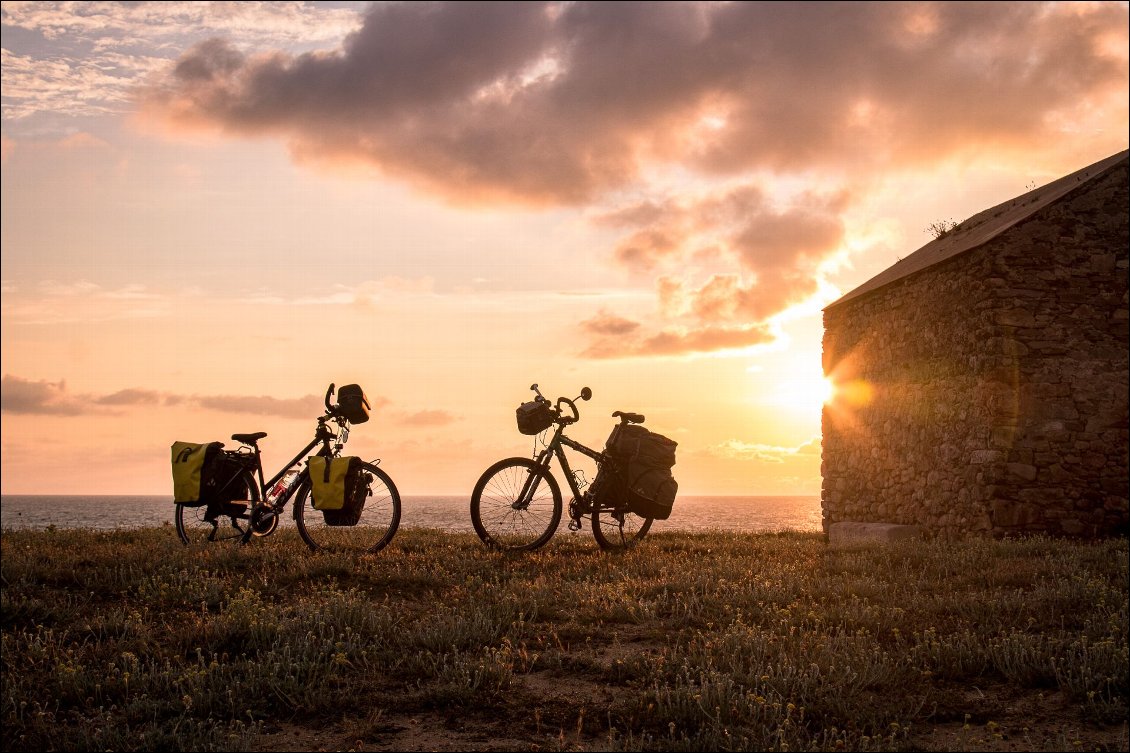 La France par les petites routes ! Coucher de soleil en Vendée.
Photo : Mila Colas