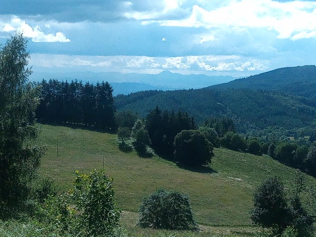 Nous quittons la Loire pour entrer dans le Puy de Dôme. La chaîne des Puys apparaît à l'horizon. Droit vers l'ouest !