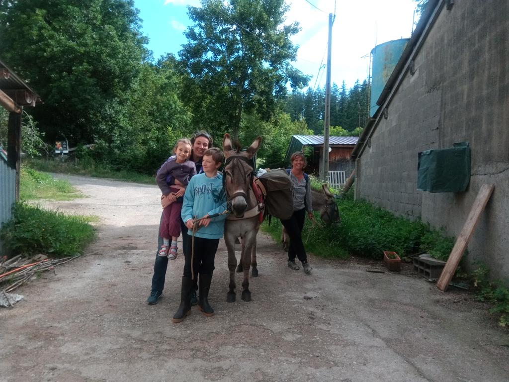 Au départ de la ferme de Patrice et Christine avec une partie de la famille