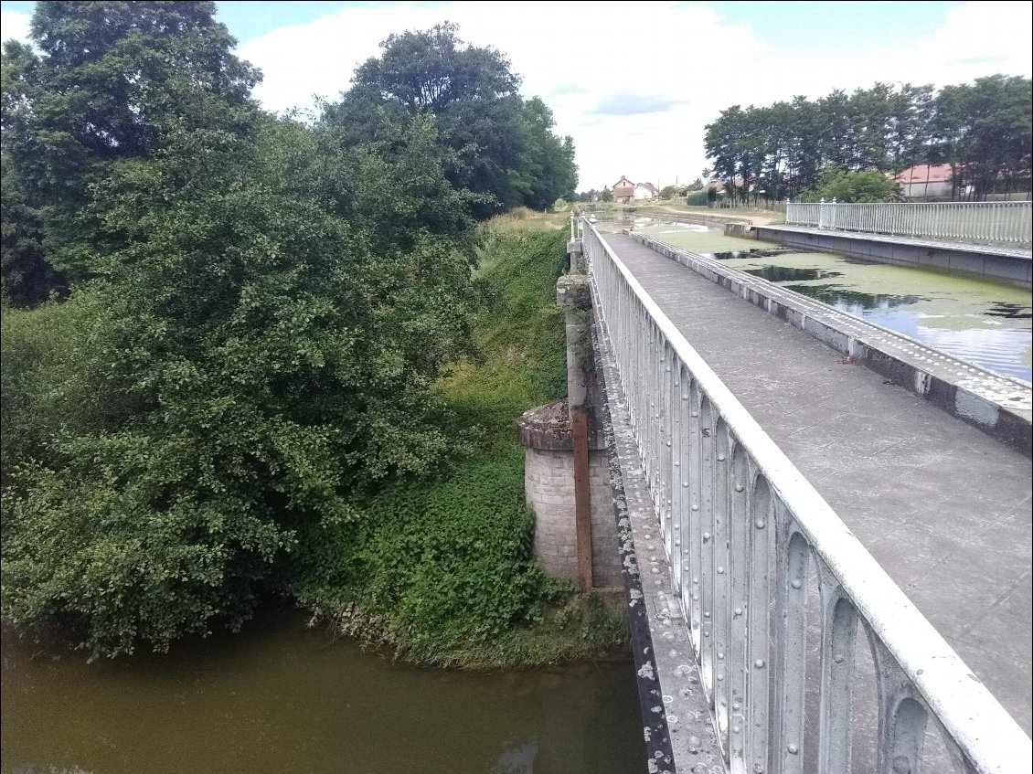 Pont canal sur la bourbince.