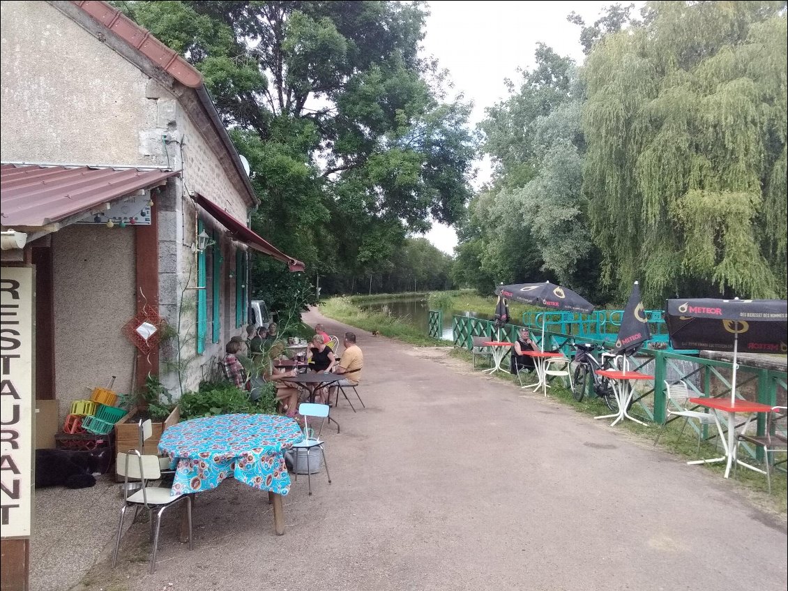 Restaurant fort sympatique à l'écluse de Fleury Biches