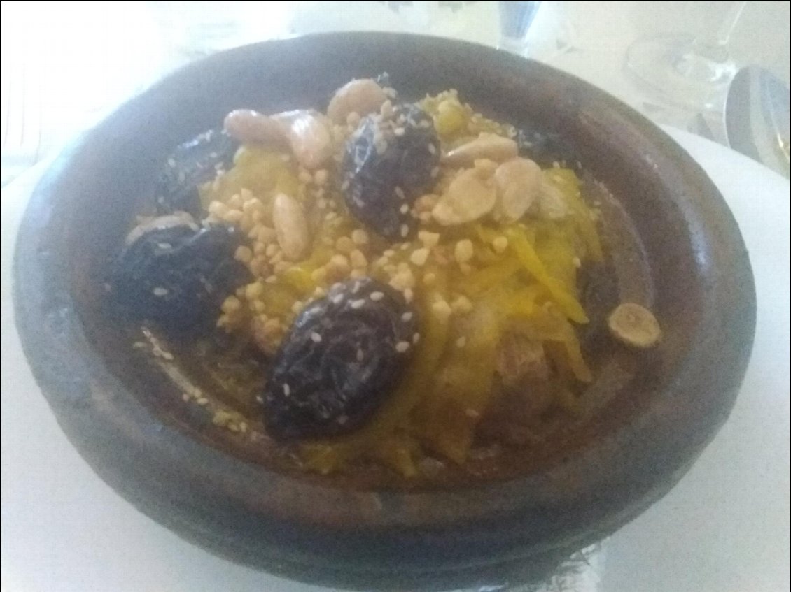 Tagine mouton pruneaux amandes, un régal.