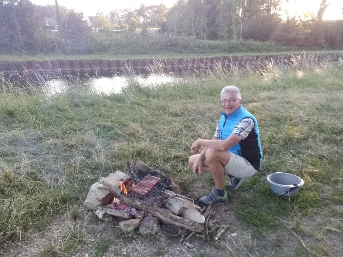 Le dîner approche, Gégé surveille la cuisson.