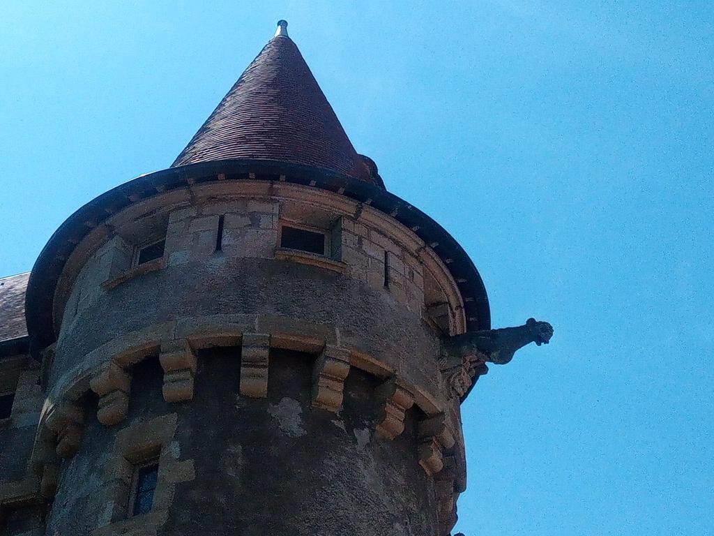 Saint Amand de Tallende, une tour du château. Les gargouilles ne font plus peur aux ânes.