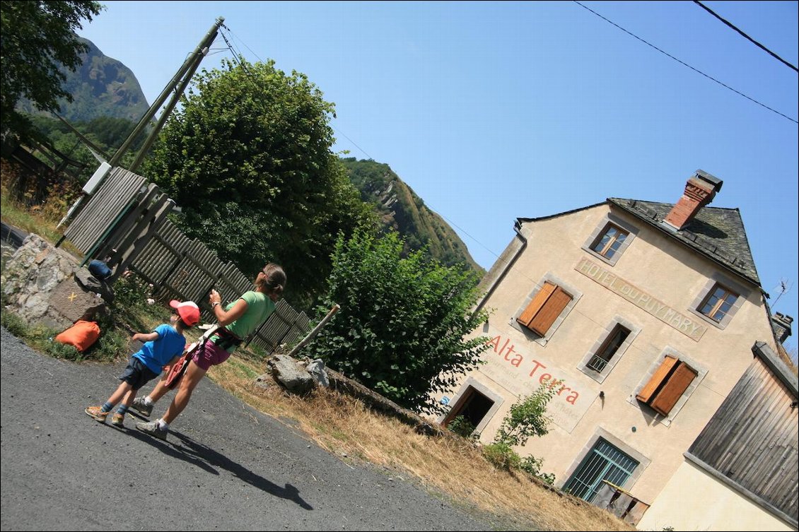 Jour 11 la tente est plantée dans le jardin d'Alta Terra, on attend la navette pour faire une belle rando depuis le Pas de Peyrol (Cantal)