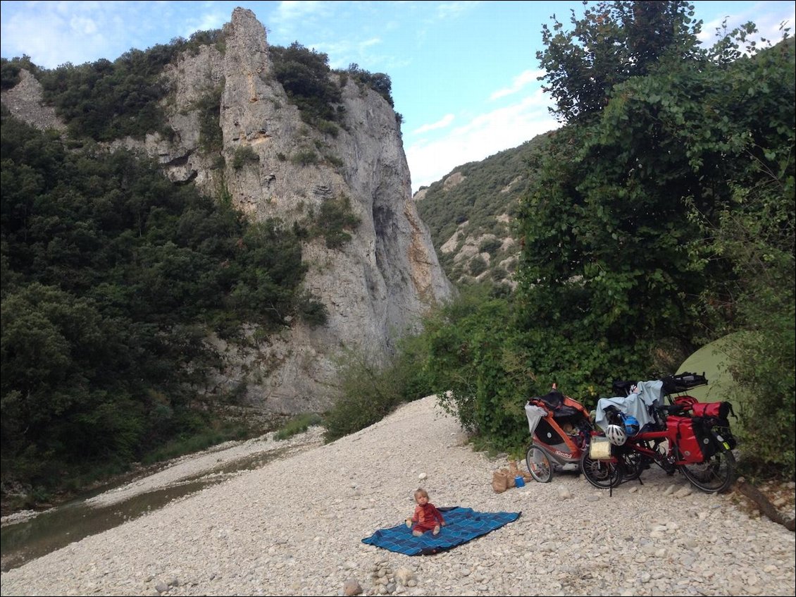 Jour 24 : après route de Païolive en quittant Les Vans, après une traversée épique du marché de Vallon Pont d'Arc, joli bivouac et baignade dans les gorges de l'Ibie