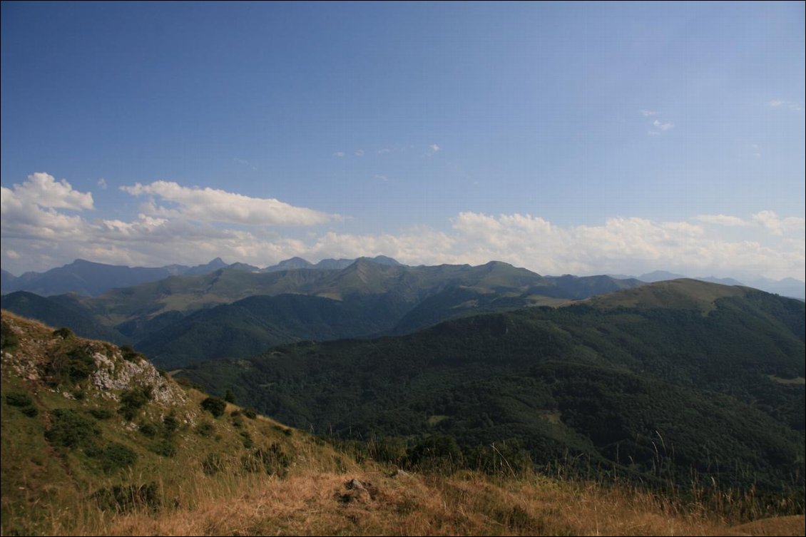 Jour 6 : arrivés au Portet D'aspet, nous posons les vélos au camping et partons nous balader sur la montagne de Paloumère (1ères vues sur les Pyrénées)