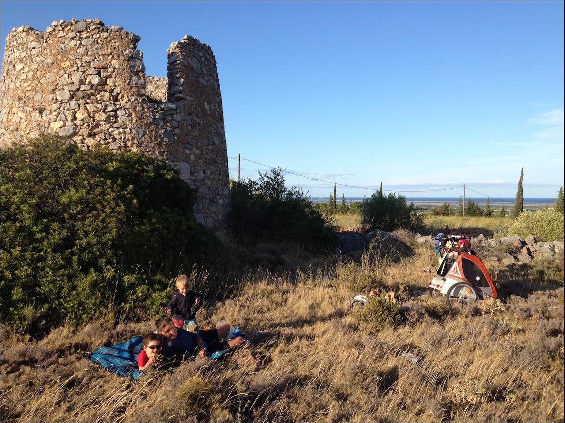 Jour 28 : bivouac insolite dans un vieux moulin avec la mer au fond